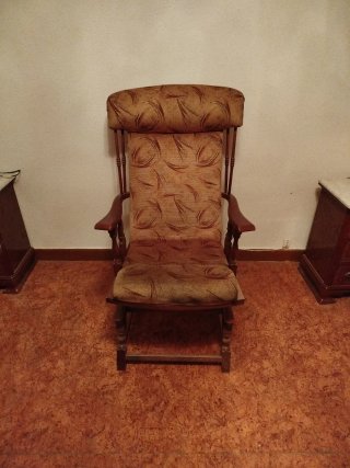 Silla mecedora de madera y tela