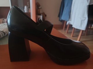 Zapatos de tacón negros con hebilla