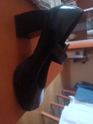 Zapatos de tacón negros con hebilla