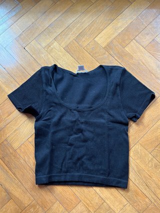 Crop top negro Amisu con escote