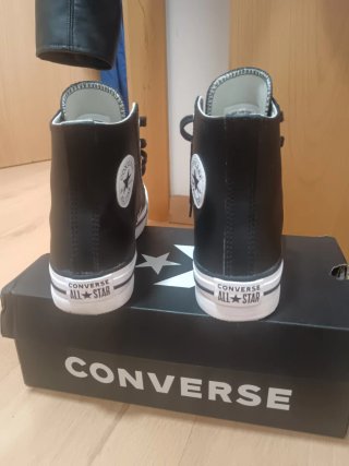 Conjunto Converse y Chaqueta Pull&Bear Negra