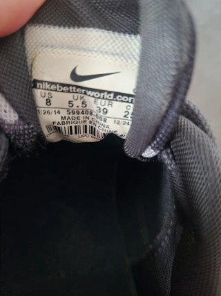 Zapatillas Nike grises y Blancas