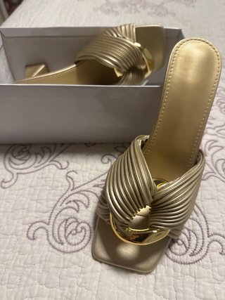 Tacones dorados con hebilla dorada