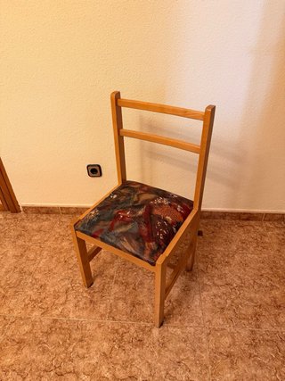 Pareja de sillas de madera tapizadas