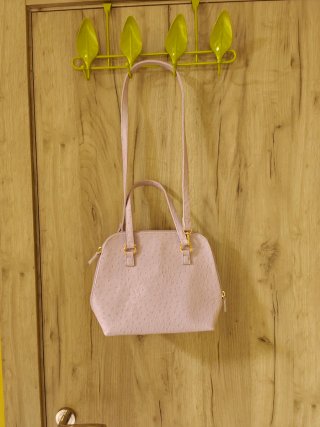 Bolso color lila de piel sintética con monedero
