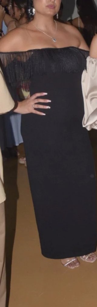 Vestido de fiesta negro con flecos