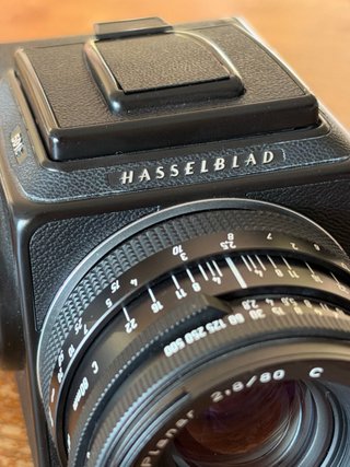 Hasselblad 501C + Obiettivo Carl Zeiss Planar 80
