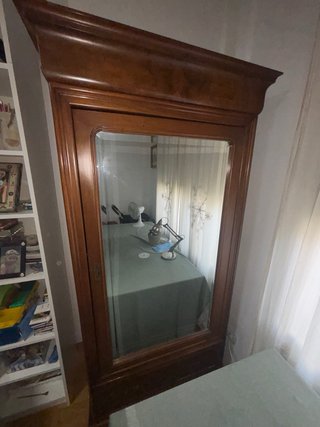 Armario antiguo de madera con espejo