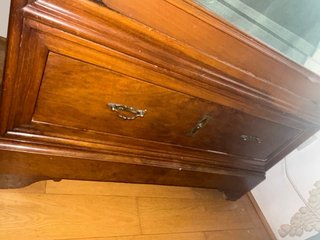 Armario antiguo de madera con espejo