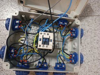 Caja de conexiones con contactor