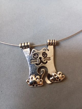 Collar con Colgante de Gato Plateado