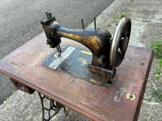 Máquina de coser Singer de pedal (Año 1901)
