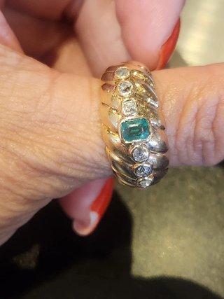 Anillo de Oro 18k con Esmeralda y Diamantes