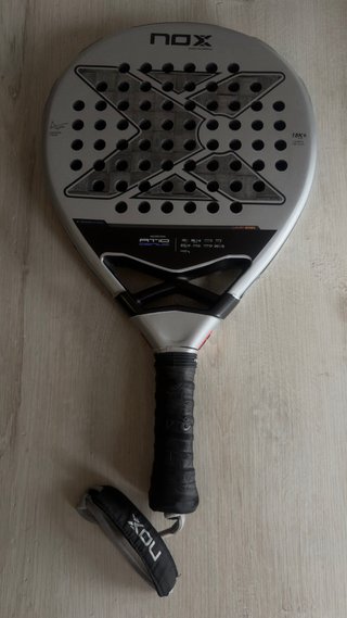 Equipación de Pádel: 5 Palas y 2 Paleteros