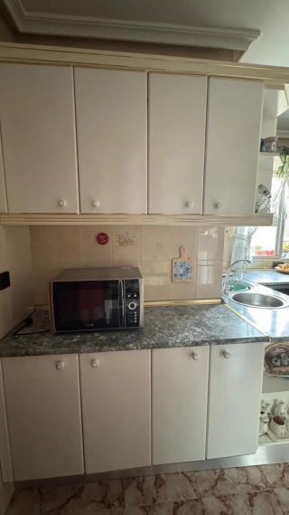 Cocina crema y dorada en buen estado