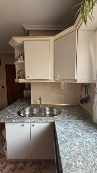 Cocina crema y dorada en buen estado