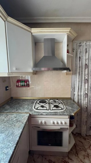 Cocina crema y dorada en buen estado