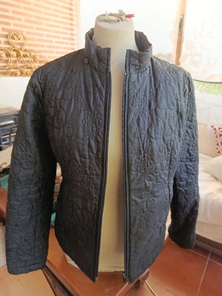 Cazadora Negra con Textura Floral