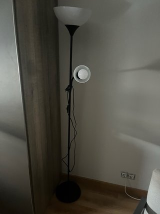 Mesa y Lámpara