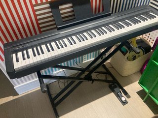 Piano Electrónico , Teclado , Caballete y Pedal.