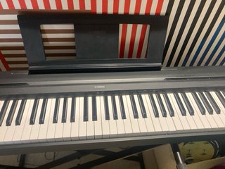 Piano Electrónico , Teclado , Caballete y Pedal.
