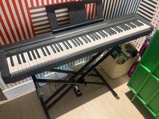 Piano Electrónico , Teclado , Caballete y Pedal.