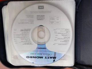 Estuche con 13 CDs de música variada