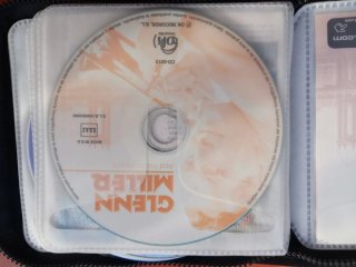 Estuche con 13 CDs de música variada