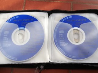 Estuche con 13 CDs de música variada