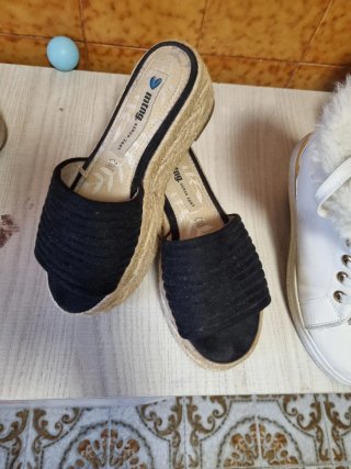 M.I.M. cuña negra y beige talla 37