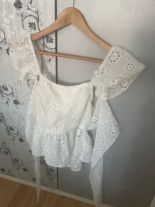 Camisa blanca bordada con lazada