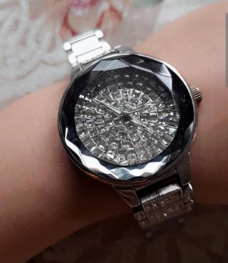 Reloj de pulsera plateado con pedrería