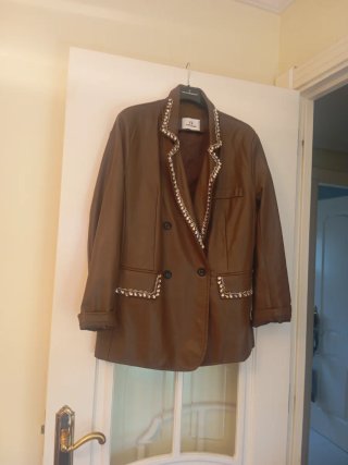 Oferta Chaqueta Marrón de Polipiel con Pedrería