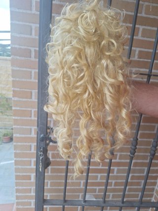 Peluca rubia rizada