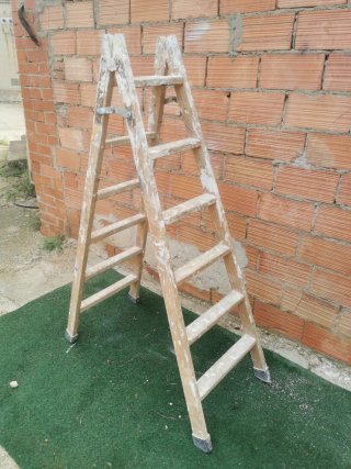 Escalera de Madera Rústica
