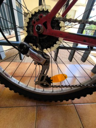 Bicicleta de Montaña Roja y Plateada