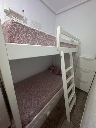 Litera blanca con cajones de madera