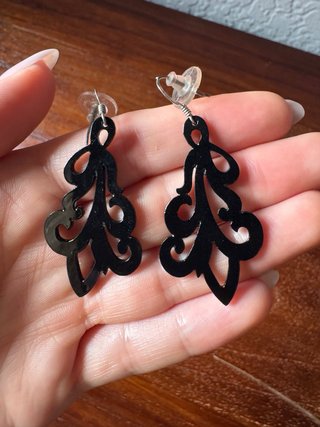 Pendientes negros hechos a mano