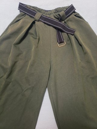 Pantalón verde oliva con cinturon