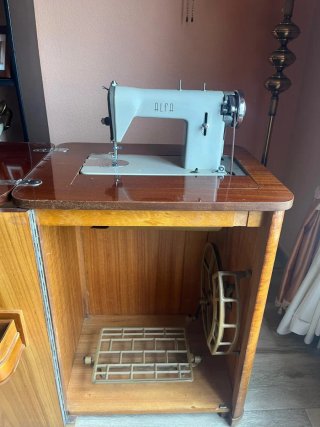Máquina de coser antigua Alfa