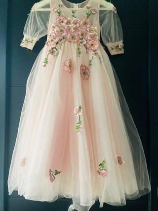 Vestido largo con flores bordadas