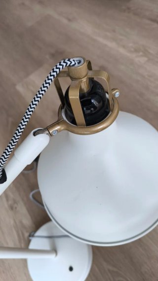 Lámpara de mesa blanca y dorada