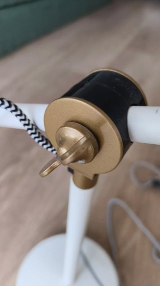 Lámpara de mesa blanca y dorada