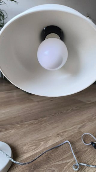 Lámpara de mesa blanca y dorada