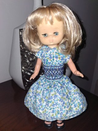Muñeca Lesly con vestido estampado