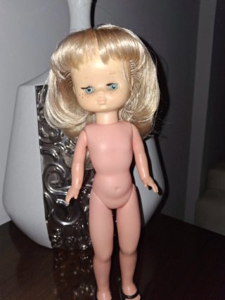 Muñeca Lesly con vestido estampado