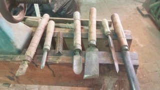 Torno para madera con herramientas
