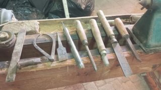 Torno para madera con herramientas