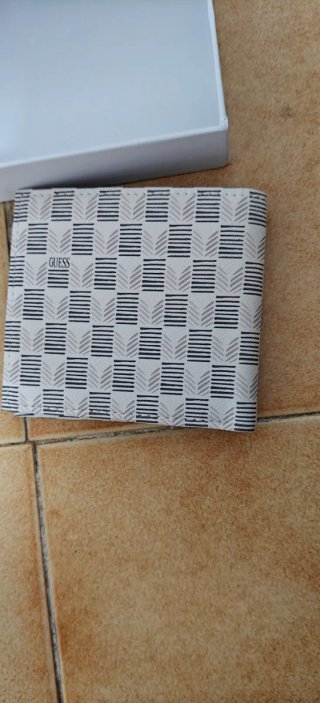 Cartera Guess blanca y negra con caja