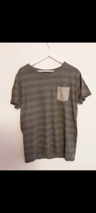 Camiseta Pull&Bear gris con bolsillo
